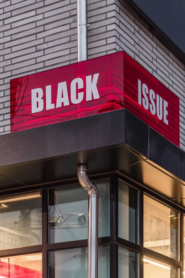 레드 코너 사인이 돋보이는 도시형 카페 외관 디자인